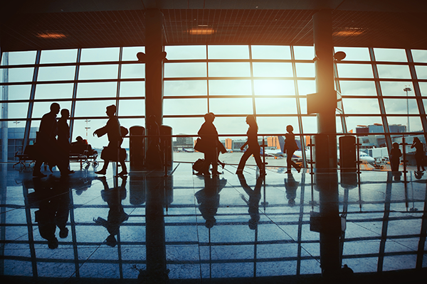 Nouvelle taxe dans les aéroports du Royaume-Uni pour réduire les files d'attente